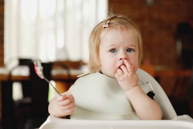Creative Highlights Symbolfotos Säugling oder Kleinkind auf dem Hochstuhl sitzend. Es isst selbständig mit dem Löffel Portrait of adorable, delighted 11 month infant girl or toddler sitting on high chair at feeding table. Baby enjoying tasty food, eating by herself independently. Daughter learning to eat by itself (License=RF) ,model released, Symbolfoto Copyright: xZoonar.com LenaxIvanovax 23472272 ,model released, Symbolfoto ,property released