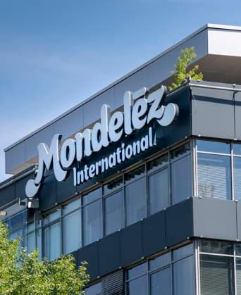 Bratislava, Slowakei - 10. Mai 2025: Mondelez International-Schild am Gebäude. Mondelez International ist eines der größten Snack-Unternehmen der Welt. Bratislava, Slowakei - 10. Mai 2025: Mondelez International-Schild am Gebäude. Mondelez International ist eines der größten Snack-Unternehmen der Welt. (License=RM) Copyright: xZoonar.com StefanxSutkax 23478433