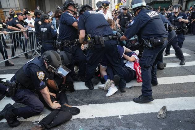 News Themen der Woche KW24 News Bilder des Tages June 10, 2025, New York, New York, USA: Members oft the NYPD Strategic Response Group (SRG) arrest people protesting against ICE raids and deportations across New York and the US in Foley Square on June 10, 2025 in New York. New York USA - ZUMAb148 20250610_zap_b148_066 Copyright: xBryanxSmithx