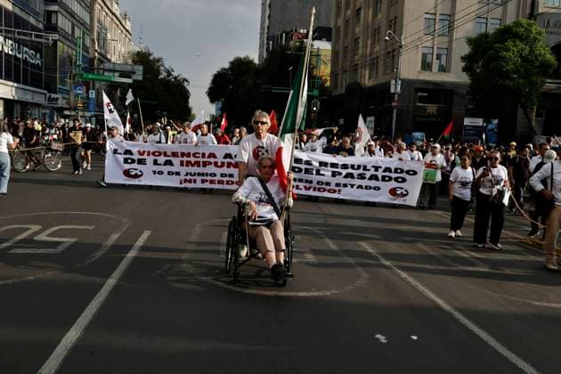 News Bilder des Tages June 10, 2025, Mexico, Cdmx, Mexico: Protesters gather to commemorate the anniversary of the Halconazo or Corpus Christi massacre. This event occurred on June 10, 1971, when, on orders from the Mexican government, police, army, and plainclothes paramilitaries violently suppressed a student demonstration against the president of the time, Luis EcheverroÂa. Mexico Mexico - ZUMAp204 20250610_zip_p204_001 Copyright: xJosuexPerezx