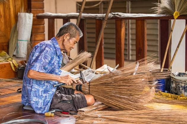 Craftsman hammering broom in traditional workshop Thailand, Suphan Buri, Dan Chang CR_ODVD250609-1759882-01 ,model released, Symbolfoto ,property released