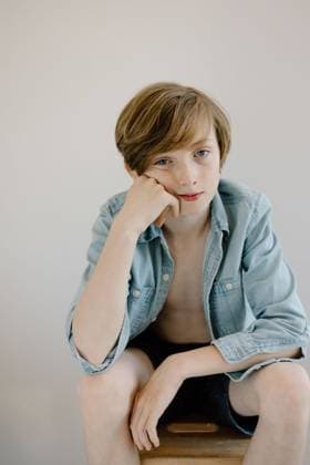 Creative Highlights Symbolfotos Boy resting chin on hand with a serious expression Boise, Idaho, United States CR_PHZD250609-1747631-01 ,model released, Symbolfoto