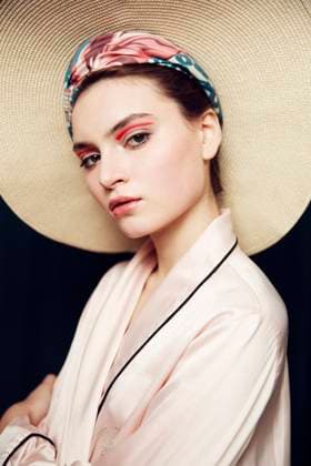 Creative Highlights Symbolfotos Beauty portrait of a young woman wearing a hat Novosibirsk, Novosibirsk Oblast, Russia CR_OLOL25061012-1764835-01 ,model released, Symbolfoto