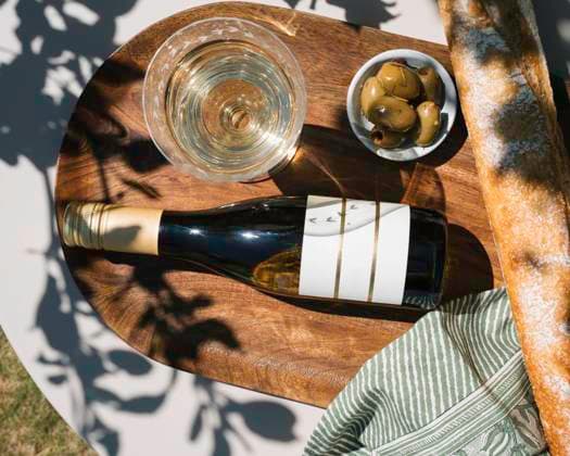 IMAGO Creative, Lifestyle, Feste im Garten #2 bottle of wine on it s side on a table in the garden with food Stockholm, Stockholm County, Sweden R_RABE2506103C-1748466-01