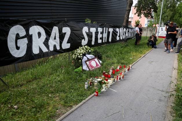Bilder des Jahres 2025, News 06 Juni News Themen der Woche KW24 News Bilder des Tages PXL_Graz school shooting Citizens and residents leave flowers and light candles for the victims in front of the school fence on June 11, 2025 in Graz, Austria. At least ten people were killed after an attack that occurred earlier today when an armed person entered the school and started shooting.  MatijaxHabljak PIXSELL