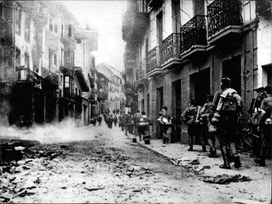 Spanischer Bürgerkrieg 9. September 1936 Spanischer Bürgerkrieg: Spanische nationalistische Truppen nehmen an der Eroberung von Irun teil und suchen Schutz vor zerstörten Gebäuden, als der Rote Flughafen die Stadt bombardierte. *** Spanish Civil war 9 September 1936 Spanish Civil war Spanish nationalist Troops take to the Conquest from Irun Part and Search Protection before destroyed Buildings, as the red Airport the City bombed  Copyright: xUnitedxArchivesx xkpaxKeystonex 19360909_baf_k09_004