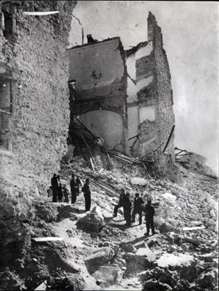 Spanischer Bürgerkrieg 7. November 1936 - Spanischer Krieg: Ruine nach der Belagerung von Alcazar in Toledo - Zentrum des Angriffs der Roten Streitkräfte, hier sind nationalistische Truppen zu sehen, die die Ruinen durchsuchen. *** Spanish Civil war 7 November 1936 Spanish War Ruin to the Siege from Alcazar in Toledo Centre of Attack the Red Armed forces, here are nationalist Troops to see, the the Ruins Search  Copyright: xUnitedxArchivesx xkpaxKeystonex 19361107_baf_k09_001