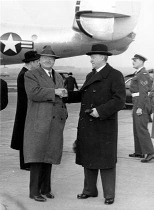31. Präsident der USA Herbert Hoover (1874-1964) 22. November 1945 - Bonn, Deutschland - HERBERT HOOVER wird von Bundeskanzler KONRAD ADENAUER am Flughafen Köln Bonn begrüßt. Hoover wird die Ehrendoktorwürde der Universität Tübingen verliehen. Bonn Germany *** 31 President the USA Herbert Hoover 1874 1964 22 November 1945 Bonn, Germany Herbert Hoover will from Federal Chancellor Konrad Adenauer on Airport Cologne Bonn welcomes Hoover will the Honorary doctorate the University Tübingen awarded Bonn Germany  Copyright: xUnitedxArchivesx xkpaxKeystonex 19451122_slf_k09_143