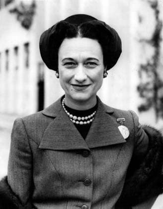 Herzog und Herzogin kommen in Großbritannien an 16. Mai 1947 - England, Vereinigtes Königreich - Der Herzog und die Herzogin von Windsor, die gestern Abend in Southampton angekommen sind, wohnen im Charters, Sunninghill, das ihnen von Frau F. Parkinson geliehen wurde. Die Herzogin von Windsor, WALLIS SIMPSON, gesehen mit einem bezaubernden Hut im Turban-Stil, bei Charters; Sunninghill heute Morgen. Sunninghill ENG UK *** Herzog and Duchess come in Great Britain to 16 May 1947 England, United Kingdom the Herzog and the Duchess from Windsor, the yesterday Evening in Southampton arrived are, Living at Charters, Sunninghill, the them from Woman F Parkinson borrowed was the Duchess from Windsor, Wallis SIMPSON, seen with a charming Hat  Copyright: xUnitedxArchivesx xkpaxKeystonex 19470516_baf_k09_001