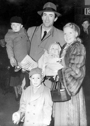 Schauspieler Gregory Peck 1916 - 2003 4. Januar 1950 London, England, Großbritannien Oscar-prämierter Schauspieler Gregory Peck kommt mit seiner Frau Greta und ihren drei Söhnen Carey (6 Monate), Jonathan (5 Jahre, stehend) und Stephan (4 Jahre) in London an. Peck, einer der erfolgreichsten Schauspieler der Nachkriegszeit, war das moralische Gewissen der Leinwand; seine Darstellungen verkörperten fast ausnahmslos Stärke, Überzeugung und Intelligenz. London London, United Kingdom England United Kingdom *** Actors Gregory Peck 1916 2003 4 January 1950 London, England, Great Britain Oscar Prämierter Actors Gregory Peck comes with its Woman Greta and their Three Sons Carey 6 Months , Jonathan 5 years, standing and Stephan 4 Ye  Copyright: xUnitedxArchivesx xkpaxKeystonex 19500104_nin_k09_722