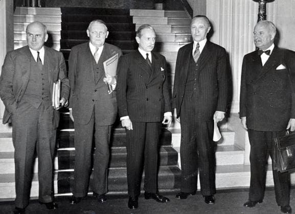 Bundeskanzler Ludwig Erhard 1897 - 1977 27. September 1950 - Bonn, Deutschland - Als deutscher Wirtschaftsminister von 1949 bis 1963 entwarf LUDWIG ERHARD den Plan für Westdeutschlands wirtschaftlichen Aufschwung nach dem Zweiten Weltkrieg, der manchmal als deutsches Wirtschaftswunder bezeichnet wird. 1957 wurde er zum Vizekanzler ernannt und 1963 folgte er Konrad Adenauer als Bundeskanzler. IM BILD: Bundeskanzler und Vizekanzler mit drei westlichen Hochkommissaren für Deutschland: JOHN MCCLOY (USA), LUDWIG ERHARD, Sir IVONNE KIRKPATRICK (Großbritannien), KONRAD ADENAUER, ANDRE FRANCOIS-PONCET (FR). Bonn Bonn, Germany Germany *** Federal Chancellor Ludwig Erhard 1897 1977 27 September 1950 Bonn, Germany as German Minister for Eco  Copyright: xUnitedxArchivesx xkpaxKeystonex 19500927_nin_k09_985