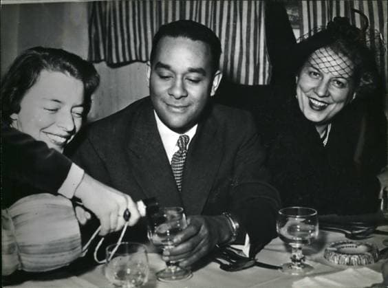 Autor Buchrezensent Kolumnist Herausgeber Dichter Verleger Schriftsteller 1. Januar 1951 - ist es in Rom angekommen, auf der Durchreise, das Foto des berühmten amerikanischen Schriftstellers Richard Wright zeigt Herrn Richard Wright in einem Dimer Iva italienischen Restaurant in Rom. Copyright: xUnitedxArchivesx xkpaxKeystonex 19510101_baf_k09_013