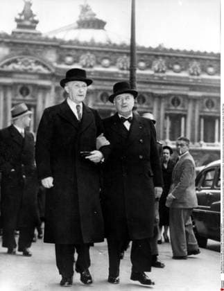 Bundeskanzler Konrad Adenauer 1876 - 1967 11. April 1951 - Paris, Frankreich - Dr. Konrad Adenauer (1876-1967) war ein deutscher Staatsmann, der als Außenminister und Bundeskanzler Deutschlands diente. Im Bild: Adenauer und der französische Botschafter AndrÃ Francois-Poncet. Paris France *** Federal Chancellor Konrad Adenauer 1876 1967 11 April 1951 Paris, France Dr Konrad Adenauer 1876 1967 was a German Statesman, the as Foreign Minister and Federal Chancellor Germany served at Picture Adenauer and the French Ambassador AndrÃ Francois Poncet Paris France  Copyright: xUnitedxArchivesx xkpaxKeystonex 19510411_nin_k09_948