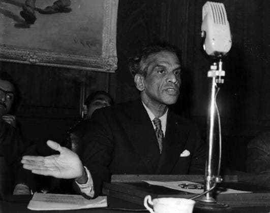 Indien Nepal Pakistan 8. August 1951 - Pressekonferenz zum japanischen Friedensvertrag in Indien. Seine Exzellenz Krishna Menon nimmt daran teil. Eine Pressekonferenz zum vorgeschlagenen japanischen Friedensvertrag fand heute Morgen im India House statt. Indien wird auf der San Francisco-Konferenz zum Vertrag nicht vertreten sein. Das Foto zeigt Herrn Krishna Menon, den indischen Hochkommissar, der heute Morgen während der Konferenz zu sehen war. *** India Nepal Pakistan 8 August 1951 Press conference to Japanese Peace treaty in India its Excellence Krishna Menon takes at Part a Press conference to proposed Japanese Peace treaty found Today Tomorrow at India House instead of India will at the San Francisco Conference to Contract no  Copyright: xUnitedxArchivesx xkpaxKeystonex 19510808_baf_k09_021