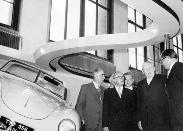 Bundeskanzler Ludwig Erhard 1897 - 1977 8. September 1951 - Berlin, Deutschland - Als deutscher Wirtschaftsminister von 1949 bis 1963 entwarf LUDWIG ERHARD den Plan für Westdeutschlands wirtschaftliche Erholung nach dem Zweiten Weltkrieg, die auch als deutsches Wirtschaftswunder bezeichnet wird. 1957 wurde er zum Vizekanzler ernannt und 1963 folgte er Konrad Adenauer als Bundeskanzler. Ende 1966 stürzte Erhards Regierung, nachdem die vier Minister der Freien Demokratischen Partei in seinem Kabinett zurücktraten und er keine Regierungsmehrheit mehr im Bundestag hatte. IM BILD: LUDWIG ERHARD (2. von rechts) neben einem Porsche 356 beim Besuch des Internationalen Autosalons. (Bildnachweis: KEYSTONE Pictures USA) Berlin, Deutschl  Copyright: xUnitedxArchivesx xkpaxKeystonex 19510908_nin_k09_984