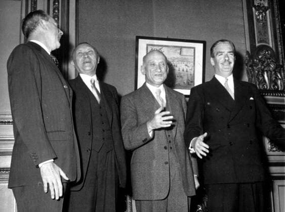Bundeskanzler Konrad Adenauer 1876 - 1967 22. November 1951 - Bonn, Deutschland - Dr. Konrad Adenauer (1876-1967) war ein deutscher Staatsmann, der als Außenminister und Bundeskanzler Deutschlands diente. Im Bild: der amerikanische Außenminister Dean Acheson, Adenauer, der französische Außenminister Robert Schuman und der britische Außenminister Anthony Eden. Bonn Germany *** Federal Chancellor Konrad Adenauer 1876 1967 22 November 1951 Bonn, Germany Dr Konrad Adenauer 1876 1967 was a German Statesman, the as Foreign Minister and Federal Chancellor Germany served at Picture the American Foreign Minister Dean Acheson, Adenauer, the French Foreign Minister Robert Schuman and the British Foreign Minister Anthony Eden Bonn Germany  Copyright: xUnitedxArchivesx xkpaxKeystonex 19511122_nin_k09_927