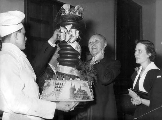 Deutschland Litauen Polen 1. Januar 1952 - Dr. Konrad Adenauer feiert seinen 77. Geburtstag: Dr. Konrad Adenauer, Bundeskanzler der Bundesrepublik Deutschland, feierte gestern seinen 77. Geburtstag. Zu diesem Anlass überreichte ihm ein Einwohner seiner Heimatstadt Köln eine große Geburtstagstorte. Das Foto zeigt Dr. Konrad Adenauer und Frau Lott Adenauer, die Tochter des Bundeskanzlers, die seine Geburtstagsüberraschung bewundern. *** Germany Lithuania Poland 1 January 1952 Dr Konrad Adenauer celebrates its 77 Birthday Dr Konrad Adenauer, Federal Chancellor the Federal Republic Germany, celebrated yesterday its 77 Birthday to this Occasion presented him a Population its Home town Cologne a Great Birthday cake the Photo shows D  Copyright: xUnitedxArchivesx xkpaxKeystonex 19520101_baf_k09_003