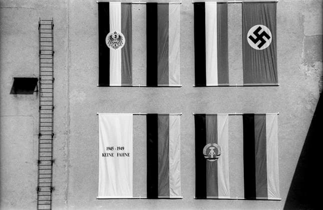 Archivbilder der Woche KW24 Deutschland Flaggen Deutschland, Berlin, 23.05.1992, Fahnen - ein Kunstobjekt an der Außenwand der Galerie Akademie der Künste (Ost), Â *** Germany Flags Germany, Berlin, 23 05 1992, Flags an art object on the outside wall of the Gallery Akademie der Künste Ost , Â