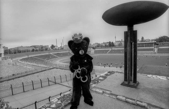 Archivbilder der Woche KW24 NoLympia Deutschland, Berlin, 16.05.1992, Anti - Olympia Veranstaltung im Stadion der Weltjugend, Anti - Olympia Bär, Schale für olympisches Feuer, Â *** NoLympia Germany, Berlin, 16 05 1992, Anti Olympia event in the Stadium of World Youth, Anti Olympia bear, bowl for Olympic fire, Â