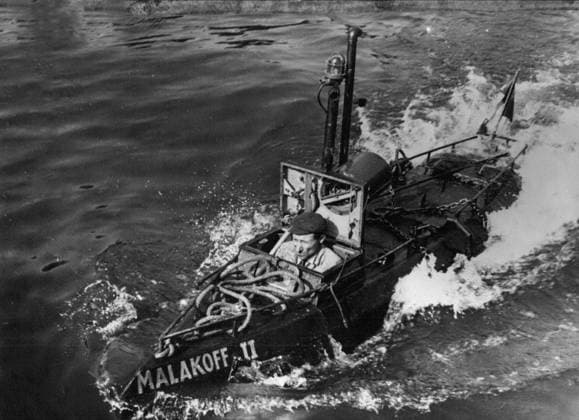 Archivbilder der Woche KW24 Boote Segeln Schiffe 5. Mai 1953 M. Rousseau unternimmt mit seinem neuen Taschen-U-Boot eine Fahrt auf der Seine: Das Foto zeigt M. Jean Rousseau in seinem selbstgebauten Taschen-U-Boot das er Mal koff II genannt hat bei einer Fahrt auf der Seine. Das U-Boot ist 18,5 Fuß lang. *** Boats sailing Ships 5 May 1953 M Rousseau undertakes with his New Bags U Boat a Trip at the its the Photo shows M Jean Rousseau in his self-built Bags U Boat the he times Koff II called has at a Trip at the its the U Boat is 18,5 Foot long  Copyright: xUnitedxArchivesx xkpaxKeystonex 19530505_baf_k09_014