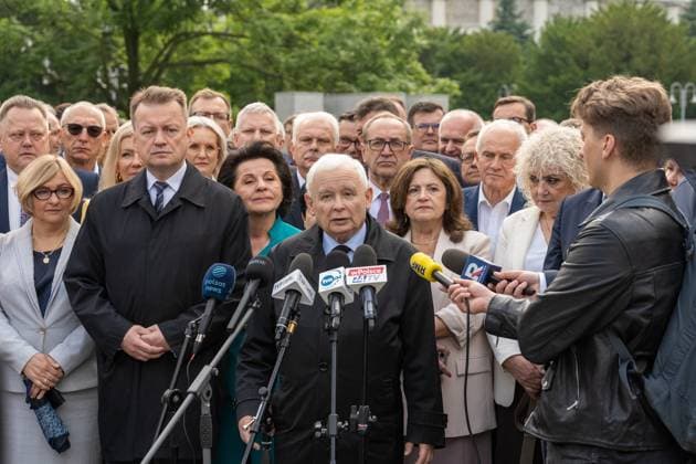 News Themen der Woche KW24 News Bilder des Tages June 11, 2025, Warsaw, Poland: Jaroslaw Kaczynski seen speaking to journalists during the press conference. The Press conference was held in response to the vote of confidence in Prime Minister Donald Tusk s government taking place in the Polish parliament on the same day. Kaczynski and Blaszczak criticized the policies of the new administration and expressed concerns over the direction of national governance. The conference reflects the ongoing political rivalry between the opposition PiS and the ruling Civic Coalition. Warsaw Poland - ZUMAs197 20250611_aaa_s197_151 Copyright: xMarekxAntonixIwanczukx