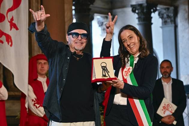 News Themen der Woche KW24 Entertainment Bilder des Tages Vasco Rossi with the keys of the city of Florence during Delivery of the keys of the city of Florence to Vasco Rossi, News in Florence, Italy, June 09 2025  Copyright: xLisaxGuglielmi LiveMediax xipa-agency.netx xx IPA_Agency_IPA58920850