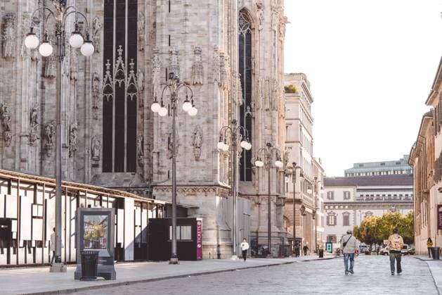 Mailand, Italien - 27. September 2020. Leerer Domplatz in Mailand während des Ausbruchs des Coronavirus. Quarantäne in Großstädten. Milan, Italy - September 27, 2020. Empty Duomo square area during coronavirus outbreak Milan. Quarantine in big cities. No tourists due to closed borders to non-resident foreign travelers (License=RM) Copyright: xZoonar.com IgorxZakirovx 23462574