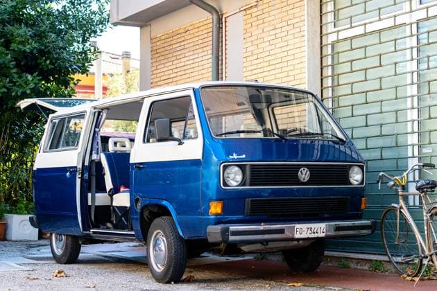 Gabbice Mare, Italien - September 07, 2019. Kleinbus mit offenen Türen in der Nähe von Backsteinhaus geparkt. Scale-Modell Volkswagen Transporter T1, Volkswagen T1, Volkswagen Bus , Volkswagen Bulli Gabbice Mare, Italy - September 07, 2019. Minibus with open doors parked near brick house. Scale model Volkswagen Transporter T1, Volkswagen T1, Volkswagen Bus, Volkswagen Bulli (License=RM) Copyright: xZoonar.com IgorxZakirovx 23468644