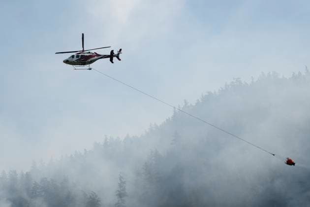 June 11, 2025, Squamish, B.C, CANADA: A helicopter drops water on the Dryden Creek Wildfire, just north of Squamish, B.C., on Wednesday, June 11, 2025. Squamish CANADA  - ZUMAc35_ 20250611_zaf_c35_063 Copyright: xTijanaxMartinx