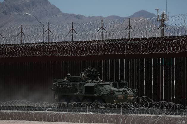 U.S. Army patrols Juarez-El Paso border amid tensions CIUDAD JUAREZ, MEXICO - JUNE 11: The United States is monitoring the Juarez-El Paso border with armored vehicles, on June 11, 2025 in Ciudad Juarez, Mexico. U.S. Army M116 Stryker units were observed patrolling the border wall between Ciudad Juarez and El Paso, Texas. This development comes amid a diplomatic conflict between Mexico and the United States, triggered by demonstrations held by Mexican migrants protesting mass deportations in major U.S. cities. Christian Torres Anadolu Ciudad Juarez Mexico. Editorial use only. Please get in touch for any other usage.  Copyright: x2025xAnadoluxChristianxTorresx