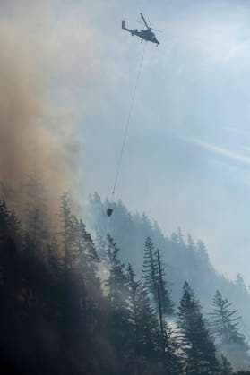 June 11, 2025, Squamish, British Columbia, Canada: A helicopter drops water on the Dryden Creek Wildfire, just north of Squamish in Canada s western province of BC. Squamish Canada  - ZUMAc35_ 20250611_zaf_c35_058 Copyright: xTijanaxMartinx