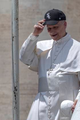Pope Leo XIV s weekly general audience in Vatican - 11 Jun 2025 Pope Leo XIV wears a Chicago White Sox baseball team cap given to him by a newly wedded couple during his weekly general audience in St. Peter s square. Vatican City Vatican Copyright: xMariaxGraziaxPicciarellax xSOPAxImagesx MGPICCIARELLA_6210