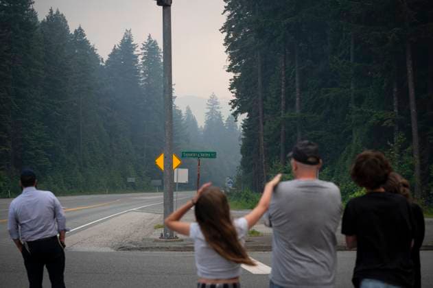 June 11, 2025, Squamish, B.C, CANADA: People watch the scene of the Dryden Creek wildfire, from an intersection along Highway 99 in Brackendale, north of Squamish, B.C, on Wednesday, June 11, 2025. Squamish CANADA - ZUMAc35_ 20250611_zaf_c35_085 Copyright: xTijanaxMartinx