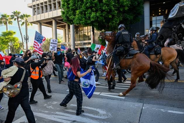 Bilder des Jahres 2025, News 06 Juni News Themen der Woche KW24 News Bilder des Tages Los Angeles Riots: Mounted police disperse hundreds amid protests over immigration raids Los Angeles LOS ANGELES, CALIFORNIA - JUNE 11: Mounted police disperse hundreds of anti-ICE protesters around the City Hall in Los Angeles, California on June 11, 2025 amid protests over immigration raids. Tayfun Coskun Anadolu California United States. Editorial use only. Please get in touch for any other usage.  Copyright: x2025xAnadoluxTayfunxCoskunx