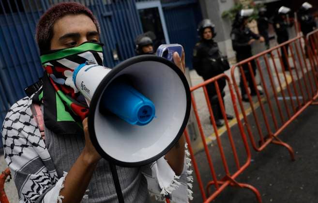 Pro-Palestine Activists Protest At Spanish, German, And French Embassies Against The Israeli Army s Interception Of The Madleen Flotilla Pro-Palestinian activists in Mexico City, Mexico, on June 11, 2025, protest outside the French Embassy over the Israeli Army s interception of the Madleen Flotilla on Sunday, June 8, which detains 12 people on board--including activist Greta Thunberg, named Ambassador of Conscience by Amnesty International--who attempt to break the illegal Israeli blockade of the occupied Gaza Strip and deliver urgent humanitarian aid. Mexico City Mexico City Mexico  Copyright: xGerardoxVieyrax originalFilename: vieyra-notitle250611_npfzp.jpg