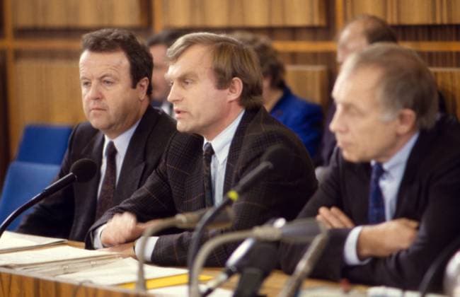 Pressekonferenz mit den CDU CSU-Politikern Gerold Tandler, Jürgen Hausmann und Heiner Geißler in den frühen 1980er-Jahren. Die Aufnahme zeigt die drei Männer in Anzug und Krawatte am Konferenztisch vor Mikrofonen, im Hintergrund ein mit Holz verkleideter Presseraum. Bonn Nordrhein-Westfalen Deutschland *** Press conference with the CDU CSU Politicians Gerold Tandler, Jürgen Hausmann and Heiner Geissler in the early 1980s Years the Recording shows the Three Men in Suit and Tie on Conference table before microphones, at Background a with Wood Verkleideter Press Room Bonn North Rhine Westphalia Germany Copyright: xUnitedxArchivesx xSvenxSimonxArchives SVS_94010000004