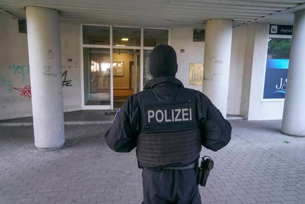 News Themen der Woche KW24 News Bilder des Tages Beamte der Bundespolizei Polizei im Einsatz bei der Beweissicherung Der Zoll und die Polizei Hamburg hat einen Faelscherring in Hamburg 12.06.2025 ausgehoben Bei der Razzia gab es Verhaftungen Auch ein Fahrzeug wurde sichergestellt Seit den fruehen Morgenstunden laeuft in Hamburg ein groß angelegter Einsatz der Bundespolizei. Im Auftrag der Staatsanwaltschaft Hamburg durchsuchten Einsatzkraefte am Donnerstag mehrere Objekte in der Hansestadt. Insgesamt sechs Gebäude wurden dabei ins Visier genommen. In vier Fällen konnten Haftbefehle vollstreckt werden. Hamburg Deutschland *** Officers of the Federal Police Police in action to secure evidence Customs and the Hamburg police have broken up a counterfeiting ring in Hamburg 12 06 2025 Arre