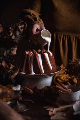 A delicious pumpkin, almond, and cinnamon bundt cake drizzled with white glaze. Perfectly spiced, this cake is ideal for autumn gatherings and cozy evenings Model Released EvelynPernas_ID28724_848617_006 Copyright: xEvelynxPernasx
