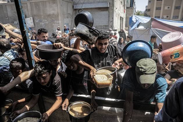 News Themen der Woche KW24 News Bilder des Tages Displaced Palestinians receive hot meals amid ongoing blockade in Gaza GAZA CITY, GAZA - JUNE 12: Displaced Palestinians gather to receive hot meals distributed by a charity organization at Sheikh Radwan neighbourhood as the food crisis deepens due to the continued closure of border crossings during Israeli attacks, on June 12, 2025. The distribution aims to support families struggling with access to basic food supplies. Ahmed Jihad Ibrahim Al-arini Anadolu Gaza City Gaza. Editorial use only. Please get in touch for any other usage.  Copyright: x2025xAnadoluxAhmedxJihadxIbrahimxAl-arinix