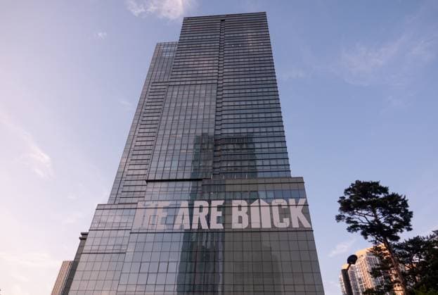 The headquarters of HYBE, June 11, 2025 : A message is placed on the headquarters of Hybe, a K-pop agency behind BTS, in Seoul, South Korea. Four members of the K-pop boy group BTS, V, RM, Jungkook and Jimin were discharged from their mandatory 18 month military service this week.  , aflo_294665601.jpg,