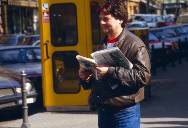 Archivbilder der Woche KW24 Joschka Fischer im Wahlkampfeinsatz zur Landtagswahl 1987 in Frankfurt am Main. Der Grünen-Politiker verteilt eine Sonderausgabe der Parteizeitung Die Grünen Hessen. Wiesbaden Hessen Deutschland *** Joschka Fischer at Election campaign to State election 1987 in Frankfurt on Main the Greens Politicians distributed a Special edition the Party newspaper the Greens Hesse Wiesbaden Hesse Germany Copyright: xUnitedxArchivesx xSvenxSimonxArchives SVS_94010000019