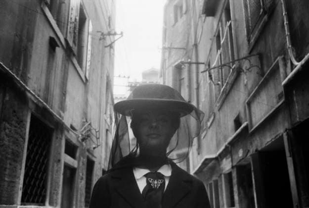 Archivbilder der Woche KW24 Romy Schneider, Modeikone und Schauspielerin, mit Schleierhut in einer engen Gasse in Venedig, August 1972. Venedig Venetien Italien *** Romy Schneider, Fashion icon and Actress, with Veil hat in a tight Alley in Venice, August 1972 Venice Veneto Italy Copyright: xUnitedxArchivesx xSvenxSimonxArchives SVS_94010000910