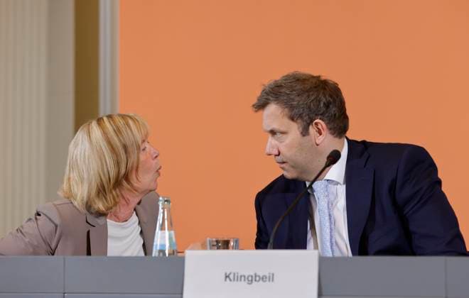 News Themen der Woche KW24 News Bilder des Tages Doris Ahnen, Finanzministerin in Rheinland-Pfalz, Bundesfinanzminister Lars Klingbeil, Deutschland, Berlin, Pressekonferenz mit BM Klingbeil, FM‘in Ahnen (RP), FM Dr. Optendrenk (NRW) und Prof. Büttner (Beirat) im Anschluss an die Sitzung des Stabilitätsrates am 12.06.2025 *** Doris Ahnen, Minister of Finance in Rhineland-Palatinate, Federal Minister of Finance Lars Klingbeil, Germany, Berlin, Press conference with BM Klingbeil, FMin Ahnen RP , FM Dr Optendrenk NRW and Prof Büttner Advisory Board following the meeting of the Stability Council on 12 06 2025