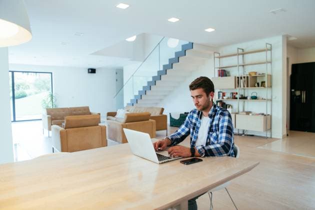 Ein junges Ehepaar unterhält sich mit Eltern, Familie und Freunden per Videoanruf über einen Laptop, während es im Wohnzimmer seines modernen Hauses sitzt. Ein junges Ehepaar unterhält sich mit Eltern, Familie und Freunden per Videoanruf über einen Laptop, während es im Wohnzimmer seines modernen Hauses sitzt. (License=RF) ,model released, Symbolfoto Copyright: xZoonar.com BENISxARAPOVICx 23489646 ,model released, Symbolfoto ,property released