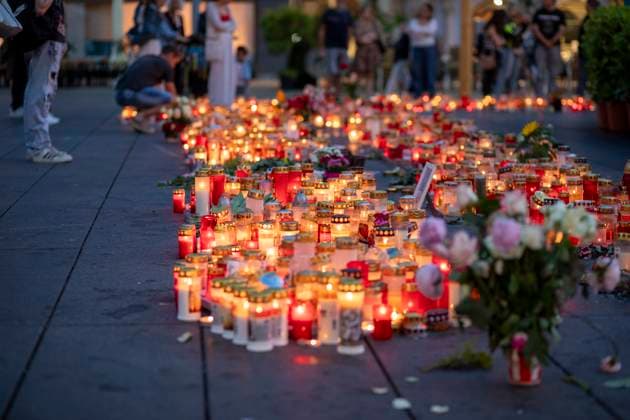 News Themen der Woche KW24 News Bilder des Tages Trauerkerzen auf dem Hauptplatz in Graz. 12.06.2025, Graz, GER Trauer um die Opfer des Amoklaufs am Bundesoberstufenrealgymnasium BORG in Graz, Graz Steiermark Oestereich Trauer um die Opfer des Amoklaufs am Bundesoberstufenrealgymnasium BORG *** Mourning candles on the main square in Graz 12 06 2025, Graz, GER Mourning for the victims of the rampage at the Bundesoberstufenrealgymnasium BORG in Graz, Graz Steiermark Oestereich Mourning for the victims of the rampage at the Bundesoberstufenrealgymnasium BORG