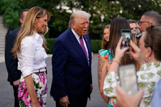 News Themen der Woche KW24 News Bilder des Tages US President Donald Trump and First Lady Melania Trump attend the Congressional picnic on the South Lawn of the White House in Washington, DC on Thursday, June 12, 2025. Senate Republicans seeking to put their mark on the House-passed tax-and-immigration package are considering raising the state and local tax deduction cap to $30,000, lower than the House s $40,000 plan. Photographer:  WAX20250612816 AlxDrago