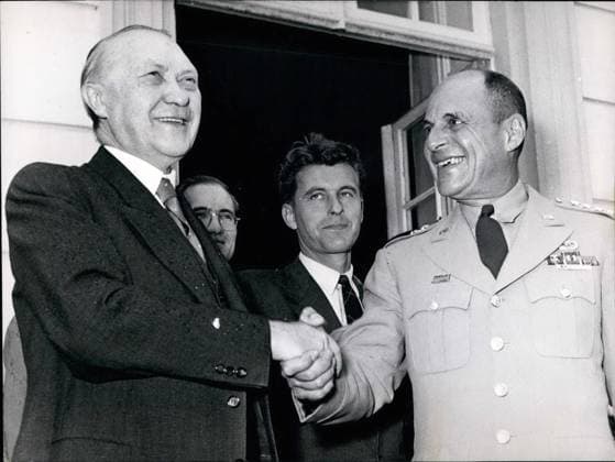 Bewegungen Organisationen 6. Juni 1953 - General Ridgway verabschiedet sich von Europa: General Matthew Ridgeway, NATO-Kommandeur, der die Aufgaben des US-Generalstabschefs übernehmen soll, verabschiedete sich gestern in Bonn von Dr. Konrad Adenauer, dem westdeutschen Bundeskanzler. Bild zeigt: Dr. Konrad Adenauer und (rechts) General Ridgway. *** Movements Organisations 6 June 1953 General Ridgway Adopted itself from Europe General Matthew Ridgeway, NATO Commander, the the Tasks of US The Chiefs take over shall, adopted itself yesterday in Bonn from Dr Konrad Adenauer, the West Germans Federal Chancellor Picture shows Dr Konrad Adenauer and right General Ridgway  Copyright: xUnitedxArchivesx xkpaxKeystonex 19530606_baf_k09_196