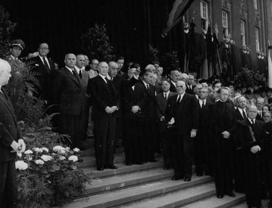 Deutschland Litauen Polen 6. Juni 1953 - Trauerfeier für die Opfer des 17. Juni: In Anwesenheit von Dr. Konrad Adenauer, dem Bundeskanzler der Bundesrepublik Deutschland, und vielen prominenten Mitgliedern der westdeutschen Regierung und des Berliner Magistrats fand in Berlin eine öffentliche Trauerfeier zu Ehren der während der Zwei-Tage-Revolution ums Leben gekommenen Bürger statt. Das Foto zeigt Dr. Konrad Adenauer, Professor Reuter (der Oberbürgermeister von West-Berlin) und die ausländischen Ehrengäste, die der Opfer des 17. Juni ehrenvoll gedenken, während sie sich auf der Treppe zum Rathaus Berlin-Schöneberg befinden. *** Germany Lithuania Poland 6 June 1953 Funeral service for the Victims of 17 June in Presence fr  Copyright: xUnitedxArchivesx xkpaxKeystonex 19530606_baf_k09_258