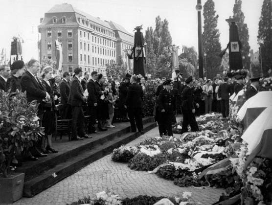 Deutschland Litauen Polen 25. Juni 1953 - Trauerfeier für die Opfer des 17. Juni? In Anwesenheit von Dr. Konrad Adenauer, dem Bundeskanzler der Bundesrepublik Deutschland, und zahlreichen prominenten Mitgliedern der westdeutschen Regierung und des Berliner Magistrats fand in Berlin eine öffentliche Trauerfeier zu Ehren der während der Zwei-Tage-Revolution umgekommenen Bürger statt. Keystone-Fotos zeigen: Als die Menge zu singen begann: Ich habe einen Kameraden, erhoben sich die Überlebenden. Keystone München, 25. Juni 1953 *** Germany Lithuania Poland 25 June 1953 Funeral service for the Victims of 17 June in Presence from Dr Konrad Adenauer, the Federal Chancellor the Federal Republic Germany, and numerous Celebrities  Copyright: xUnitedxArchivesx xkpaxKeystonex 19530625_baf_k09_005
