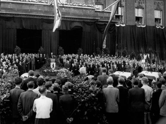 Deutschland Litauen Polen 25. Juni 1953 - Trauerfeier für die Opfer des 17. Juni? In Anwesenheit von Dr. Konrad Adenauer, dem Bundeskanzler der Bundesrepublik Deutschland, sowie zahlreichen prominenten Mitgliedern der westdeutschen Regierung und des Berliner Magistrats fand in Berlin eine öffentliche Trauerfeier zu Ehren der während der Zwei-Tage-Revolution ums Leben gekommenen Bürger statt. Keystone-Fotos zeigen: Dr. Konrad Adenauer hält seine Trauerrede an die Menge. Keystone München, 25. Juni 1953 *** Germany Lithuania Poland 25 June 1953 Funeral service for the Victims of 17 June in Presence from Dr Konrad Adenauer, the Federal Chancellor the Federal Republic Germany, and numerous Celebrities Members the West Germans Gov  Copyright: xUnitedxArchivesx xkpaxKeystonex 19530625_baf_k09_006